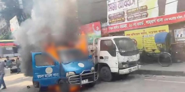 রাজধানীতে পুলিশের গাড়িতে আগুন