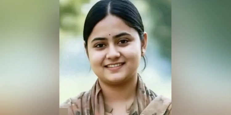 ‘খুঁইজেন না, বয়ফ্রেন্ডের সঙ্গে আছি’