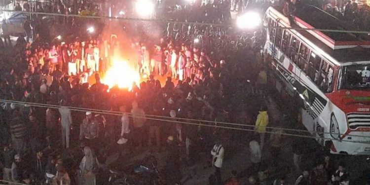 বরিশালে হাফ ভাড়া নিয়ে শিক্ষার্থী-পরিবহন শ্রমিকদের সংঘর্ষ, আহত অন্তত ২০