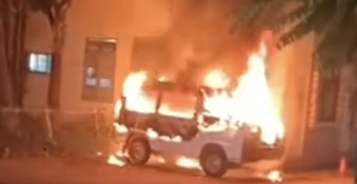 হাসপাতালের ভেতরে দাঁড়িয়ে থাকা অ্যাম্বুলেন্সে আগুন দিলো দুর্বৃত্তরা