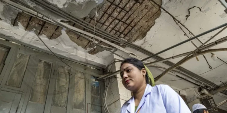 শতবর্ষের পুরোনো ঝুঁকিপূর্ণ ভবনে হাজারো রোগীর চিকিৎসা