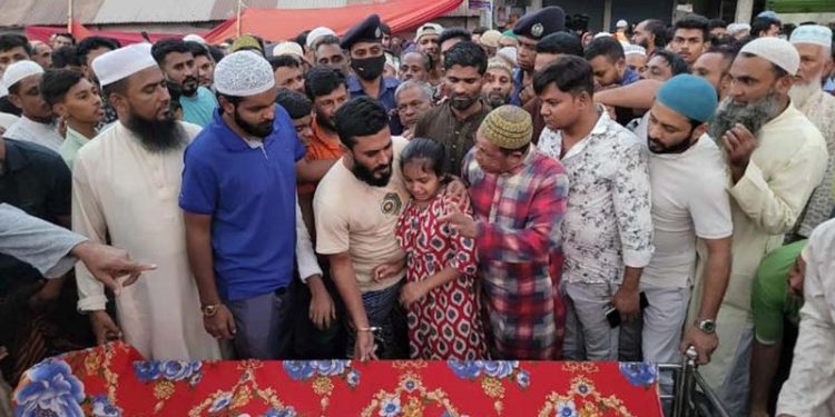 গ্রেপ্তারের দুʼদিন পর অন্তঃসত্ত্বা স্ত্রী-সন্তানের মৃত্যু, প্যারোলে বেরিয়ে জানাজায় যুবলীগ কর্মী