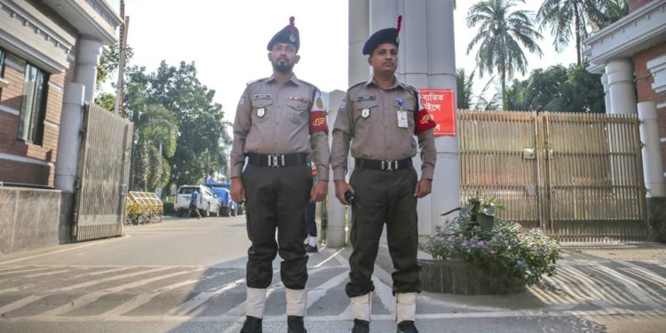 নতুন পোশাকে মাঠে নেমেছে পুলিশ