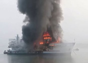 সেন্ট মার্টিনগামী জাহাজে ভয়াবহ আগুন