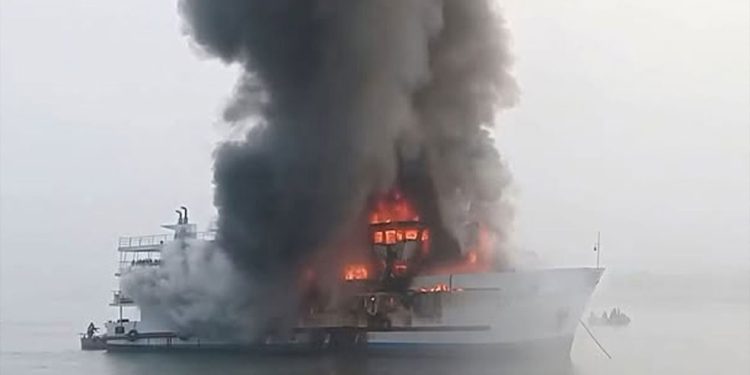সেন্ট মার্টিনগামী জাহাজে ভয়াবহ আগুন