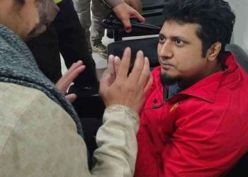 শাহবাগে ইনকিলাব মঞ্চের আন্দোলন থেকে ‘অস্ত্র’সহ যুবক আটক