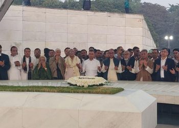 ১৯ বছর পর বাবার কবর জিয়ারত করলেন তারেক রহমান