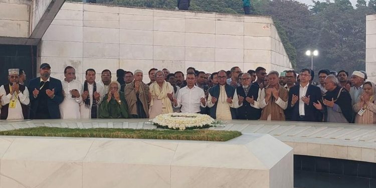 ১৯ বছর পর বাবার কবর জিয়ারত করলেন তারেক রহমান