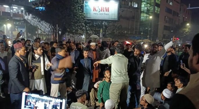 শাহবাগ মোড় অবরোধ, চলছে হাদি হাদি স্লোগান