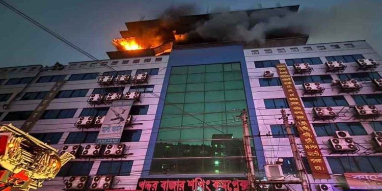 গুলিস্তানে শপিং কমপ্লেক্সে ভয়াবহ আগুন