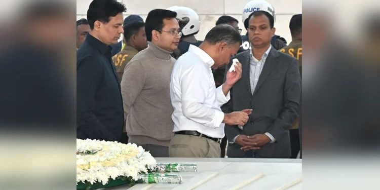 বাবার কবরের সামনে অশ্রুসিক্ত তারেক রহমান