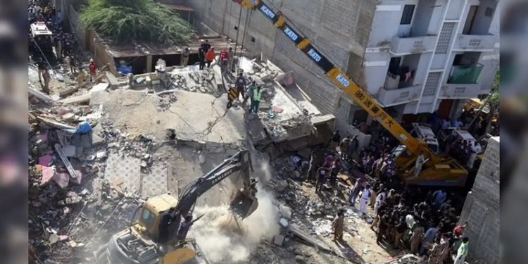 পাশাপাশি দুই ভবন ধস, নিহত অন্তত ২২