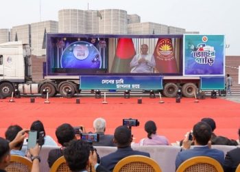 যাত্রা শুরু করল ভোটের গাড়ি ‘সুপার ক্যারাভান’