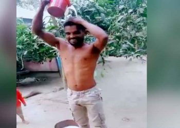 স্ত্রীকে তালাক দিয়ে দুধ দিয়ে গোসল