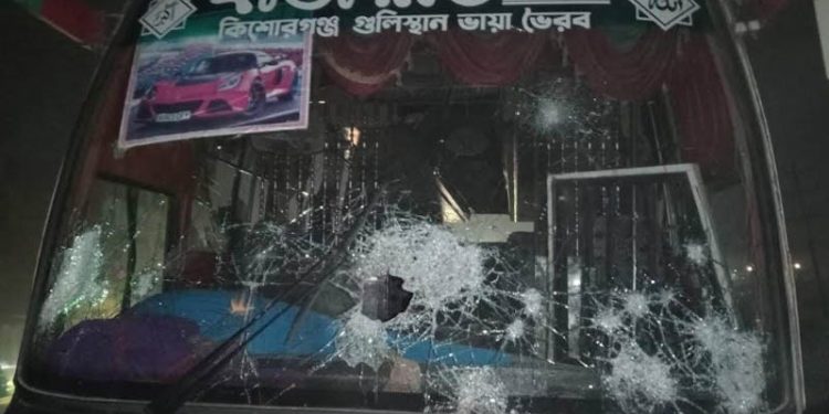 নরসিংদীতে বিএনপির নেতাকর্মীদের গাড়ি বহরে হামলা