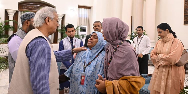 ওসমান হাদির পরিবারের সঙ্গে প্রধান উপদেষ্টার সাক্ষাৎ, সর্বোত্তম চিকিৎসা নিশ্চিতের আশ্বাস