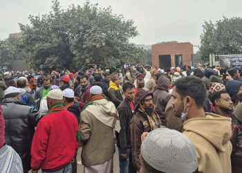 খালেদা জিয়ার জানাজায় অংশ নিতে সকাল থেকেই মানিক মিয়া অ্যাভিনিউয়ে মানুষের ঢল