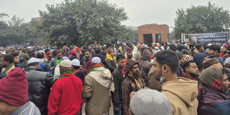 খালেদা জিয়ার জানাজায় অংশ নিতে সকাল থেকেই মানিক মিয়া অ্যাভিনিউয়ে মানুষের ঢল