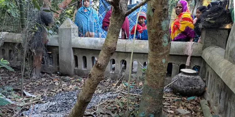 শরীয়তপুরে বীর মুক্তিযোদ্ধার কবরে দুর্বৃত্তদের আগুন