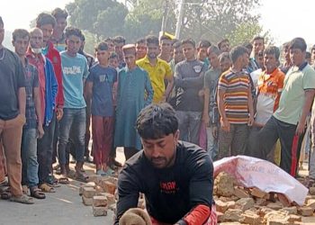 বাবার মোটরসাইকেল থেকে পড়ে ট্রাকচাপায় শিশুর মৃত্যু
