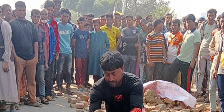 বাবার মোটরসাইকেল থেকে পড়ে ট্রাকচাপায় শিশুর মৃত্যু