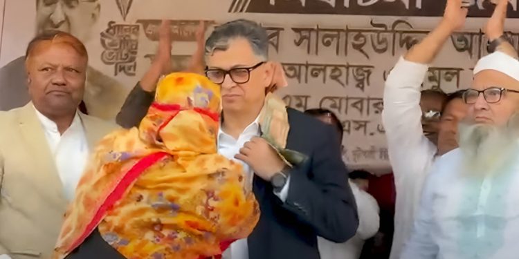 বিএনপি নেতা সালাহউদ্দিনকে টাকার মালা পরিয়ে দিলেন মহিলা দলের নেত্রী