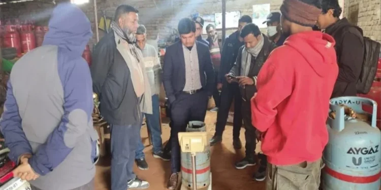 বেশি দামে এলপি গ্যাস বিক্রি: ব্যবসায়ীকে ১ লাখ টাকা জরিমানা