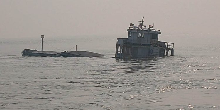 ভারতে ডুবে গেল বাংলাদেশি জাহাজ, ১২ নাবিক উদ্ধার