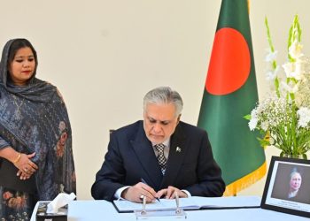 বাংলাদেশ হাইকমিশনে এসে খালেদা জিয়াকে শ্রদ্ধা জানালেন ইসহাক দার
