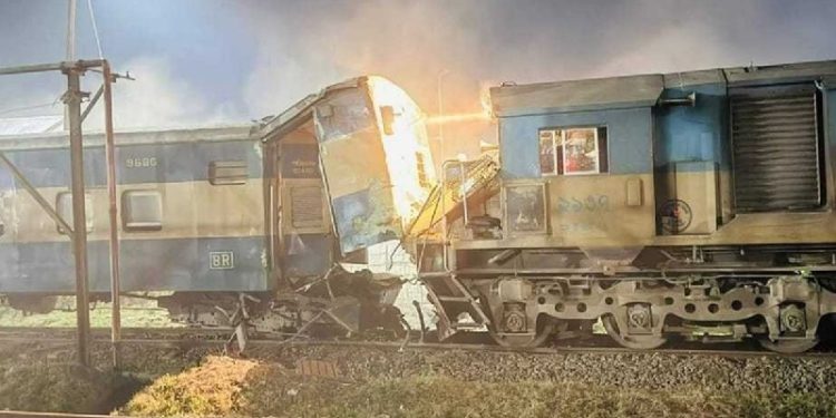 কুমিল্লায় ইঞ্জিনের ধাক্কায় ট্রেনের বগি লাইনচ্যুত, চট্টগ্রাম-চাঁদপুর রুটে ট্রেন চলাচল বন্ধ