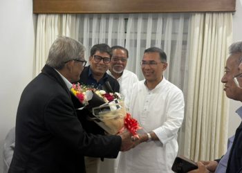 তারেক রহমানকে ফুলের শুভেচ্ছা জানালেন মির্জা ফখরুল