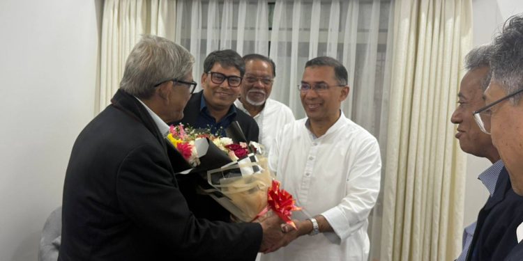 তারেক রহমানকে ফুলের শুভেচ্ছা জানালেন মির্জা ফখরুল