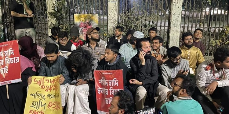 স্বামী হত্যার বিচার দাবিতে যমুনার সামনে ওসমান হাদির স্ত্রী