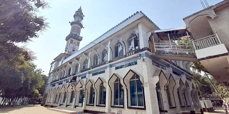 ছয় যুগ ধরে ১৬ মসজিদে বিনা হাদিয়ায় খতমে তারাবি পড়ান হাফেজরা