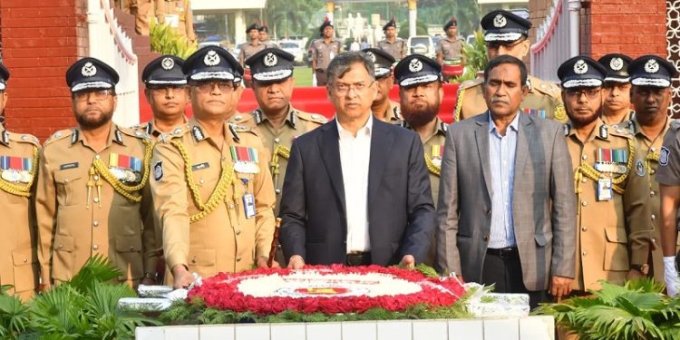 স্বাধীনতা দিবসে শহিদ পুলিশ সদস্যদের প্রতি স্বরাষ্ট্রমন্ত্রী এবং আইজিপির শ্রদ্ধা