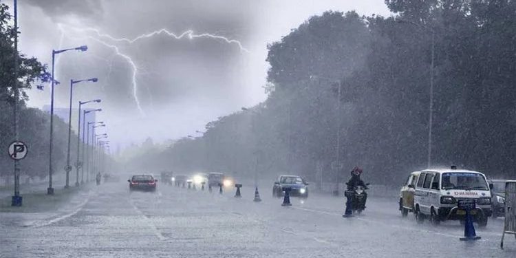 ঢাকাসহ সারাদেশে বজ্রবৃষ্টির আভাস, ৩ অঞ্চলে হতে পারে ঝড়
