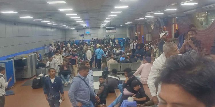মধ্যপ্রাচ্যের দেশগুলো আকাশসীমা সাময়িকভাবে বন্ধ করায় বিপাকে বাংলাদেশের প্রবাসী যাত্রীরা