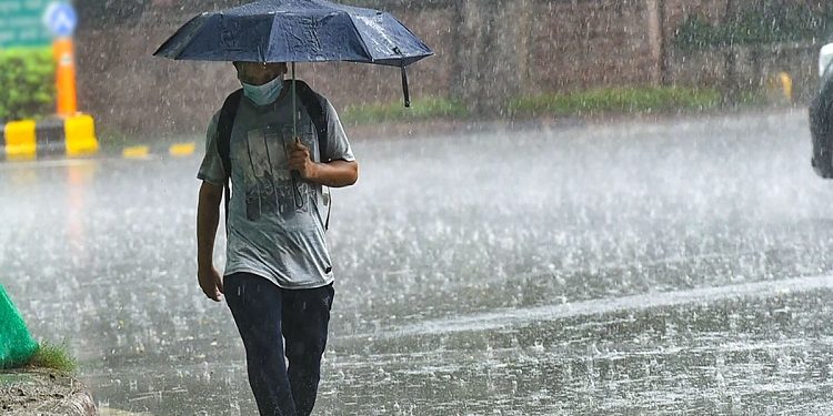 সন্ধ্যার মধ্যে ঢাকাসহ ১২ অঞ্চলে ঝড়বৃষ্টির আভাস