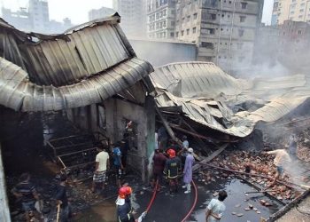 কদমতলীতে গ্যাসলাইট কারখানায় আগুন: ৫ মরদেহ উদ্ধার