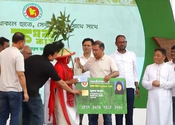 টাঙ্গাইলে কৃষকদের হাতে ‘কৃষক কার্ড’ তুলে দিলেন প্রধানমন্ত্রী