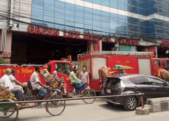 রাজধানীতে গ্রিন লাইফ হাসপাতালে আগুন
