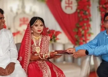 পরিচ্ছন্নতাকর্মীর মেয়ের বিয়ের দাওয়াতে গিয়ে প্রশংসায় ভাসছেন ডিসি