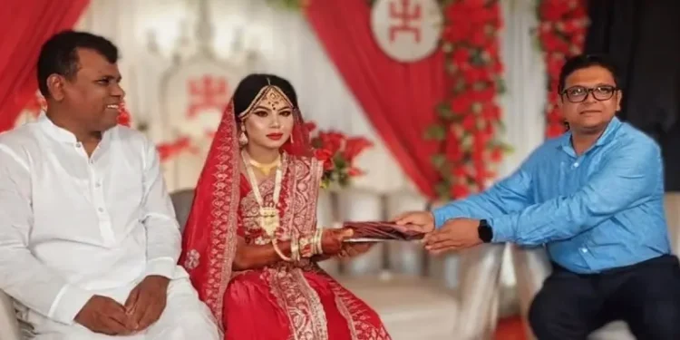 পরিচ্ছন্নতাকর্মীর মেয়ের বিয়ের দাওয়াতে গিয়ে প্রশংসায় ভাসছেন ডিসি