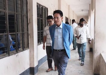 মানিকগঞ্জে আকস্মিক পরীক্ষা কেন্দ্র পরিদর্শনে শিক্ষামন্ত্রী