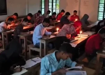 বিদ্যুৎ না থাকায় মোমবাতির জ্বালিয়ে ডিগ্রি পরীক্ষা