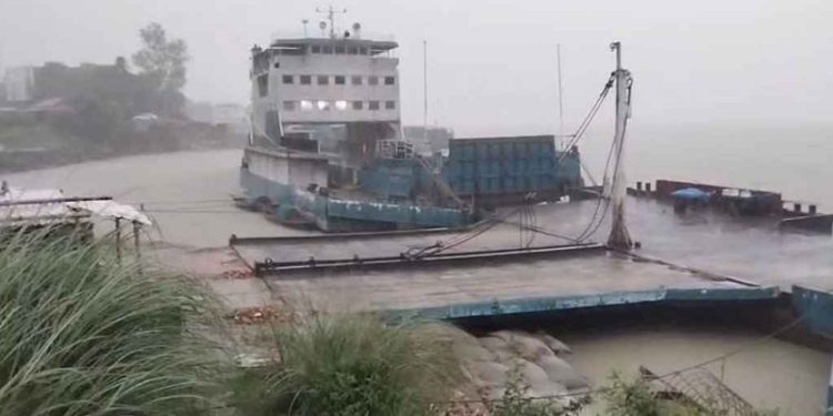 পাটুরিয়া-দৌলতদিয়া নৌরুটে হঠাৎ ফেরি চলাচল বন্ধ