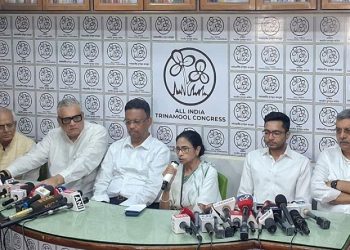 পদত্যাগ করবেন না মমতা, কলকাতায় উত্তেজনা