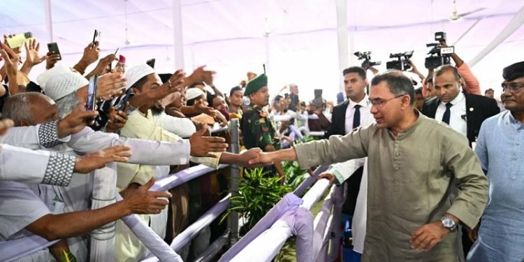 জাতীয় ঈদগাহে মুসল্লিদের সঙ্গে প্রধানমন্ত্রীর শুভেচ্ছা বিনিময়