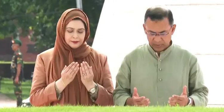 বাবা-মায়ের কবর জিয়ারত করলেন প্রধানমন্ত্রী