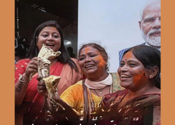 বিজেপি প্রার্থীদের জয়ের খবর, ঝালমুড়ি বিতরণ নেতা-কর্মীদের